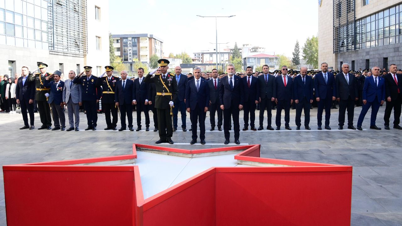 Cumhuriyet Bayramı Kutlamaları, Atatürk Anıtı’na Çelenk Sunumu ile Başladı