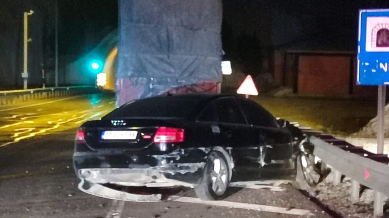 Kahramanmaraş’ta Otomobil Bariyerlere Çarptı: 2 Yaralı