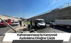 Kahramanmaraş’ta Kamyonet Aydınlatma Direğine Çarptı