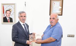 “Ömrünü Maraş’a Vakfedenler” Kitabı Vali Mükerrem Ünlüer’e Takdim Edildi