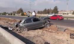 Kahramanmaraş’ta Otomobil Refüje Çarptı: 1 Yaralı