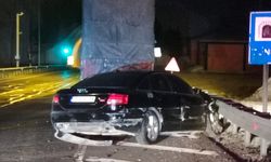 Kahramanmaraş’ta Otomobil Bariyerlere Çarptı: 2 Yaralı