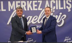 Fatih Erbakan’dan Muhammed Aydoğar’a Plaket Takdimi