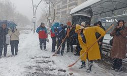 Kahramanmaraş'ta Yaya Yollarında Kar Mesaisi