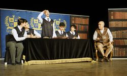 “Ölü Ozanlar Derneği” Tiyatroseverlerden Tam Not Aldı