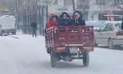 Çocuklar Kar Altında Tehlikeli Yolculuk Yaptı