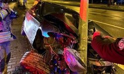 Kahramanmaraş’ta Otomobil Aydınlatma Direğine Saplandı