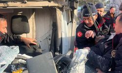 Kamyonet Yakıt Tankerine Çarptı! Araçta Sıkışan Sürücü Kurtarıldı