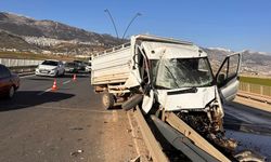 Kahramanmaraş’ta Kamyonet Bariyere Saplandı