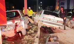 Elbistan'da Otomobiller Birbirine Girdi: Araçta Sıkıştılar