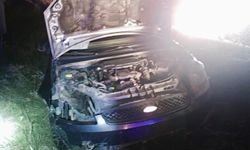 Afşin Yeşilyurt Mahallesi'nde Can Pazarı! Toprak Zemine Çakılan Araçtan Sağ Çıktılar