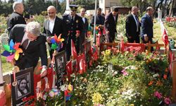 Aziz Şehitler ve Hayatını Kaybeden Öğrenciler Kabri Başında Dualarla Anıldı