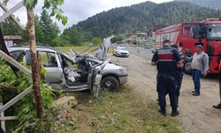 Kahramanmaraş-Kayseri Yolunda Otomobil Direğe Girdi