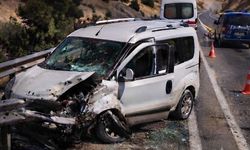 Kahramanmaraş'ta Hafif Ticari Araç Bariyerlere Çarptı: 4 Yaralı
