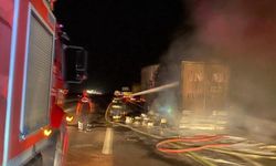 Kahramanmaraş'ta Madeni Yağ Yüklü Tır Yangında Demir Yığınına Döndü