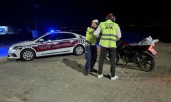 Kahramanmaraş’ta Jandarmadan Motosiklet Sürücülerine Reflektif Yelek Desteği