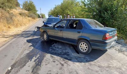 İki Otomobil Kafa Kafaya Çarpıştı