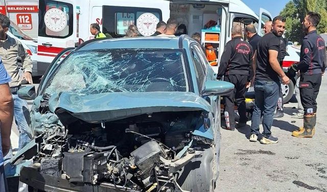 Kahramanmaraş’ta Otomobil Tırla Çarpıştı, Yaralılar Hastaneye Kaldırıldı