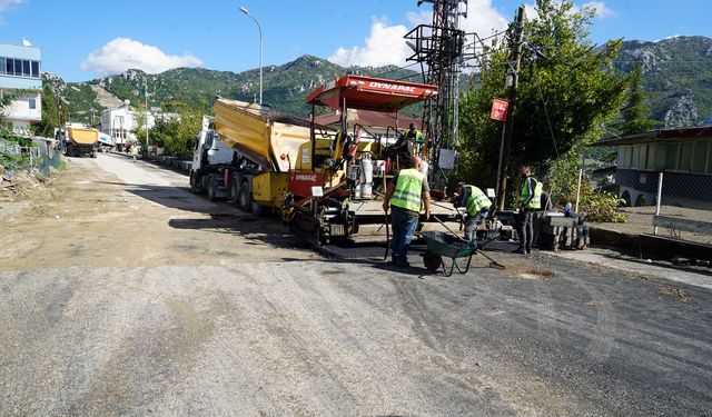 Büyükşehir, Andırın’da 2 Kilometrelik Arteri Sıcak Asfaltla Kaplıyor