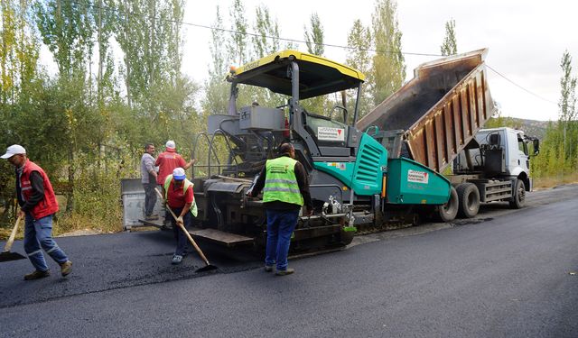 2,5 Kilometrelik Yol Çağlayancerit’te Yenilendi