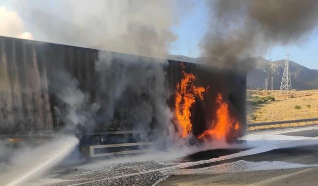 Kahramanmaraş’ta Seyir Halindeki Tır Alev Aldı