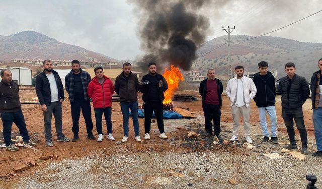 Kahramanmaraş’ta Paraları Ödenmeyen Taşeronlar Ateş Yakıp Alacaklarını Beklemeye Başladı