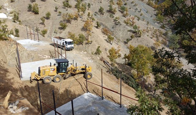 Onikişubat’ın Kırsalında Hummalı Yol Çalışması