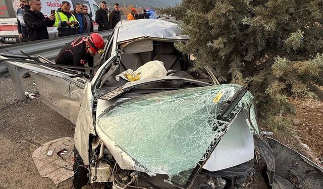 Kahramanmaraş’ta Otomobil Bariyerlere Çarptı: 1’i Ağır 2 Yaralı
