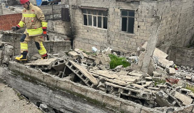 Kahramanmaraş’ta Bina Çöktü, Panik Yaşandı