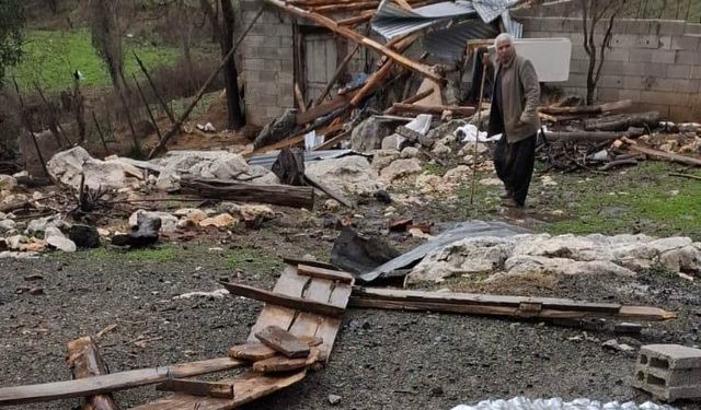 Andırın’da Hortum Hayatı Felç Etti: Çatılar Uçtu