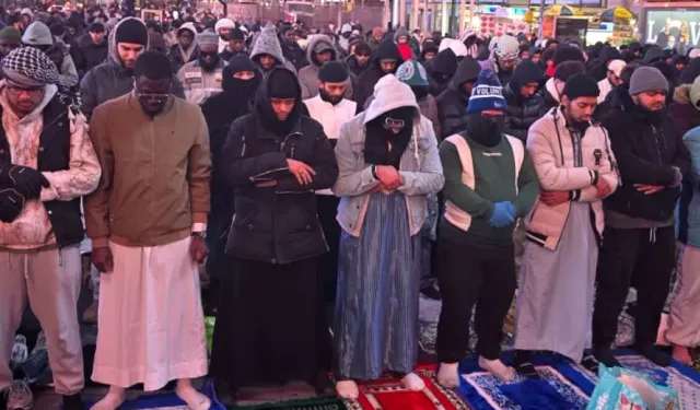 ABD Times Meydanı'nda Teravih Namazı