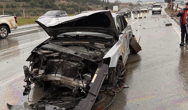 Kahramanmaraş’ta Kontrolden Çıkan Otomobil Ağaca Çarptı