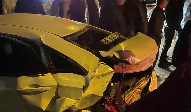 Afşin’de Otomobil Park Halindeki Araçlara Çarptı