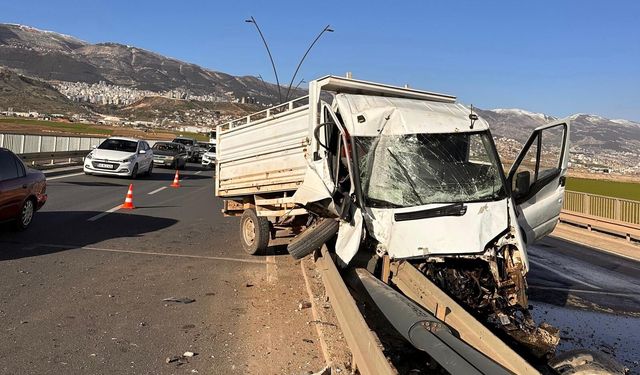 Kahramanmaraş’ta Kamyonet Bariyere Saplandı