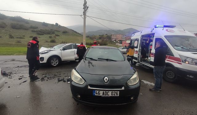 Kahramanmaraş’ta İki Otomobil Çarpıştı 6 Kişi Yaralandı