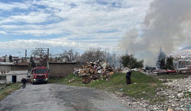 Kahramanmaraş’ta İkinci El Eşya Dükkanında Yangın Paniği