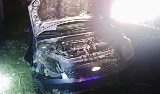 Afşin Yeşilyurt Mahallesi'nde Can Pazarı! Toprak Zemine Çakılan Araçtan Sağ Çıktılar