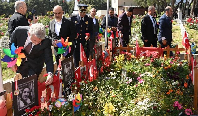 Aziz Şehitler ve Hayatını Kaybeden Öğrenciler Kabri Başında Dualarla Anıldı