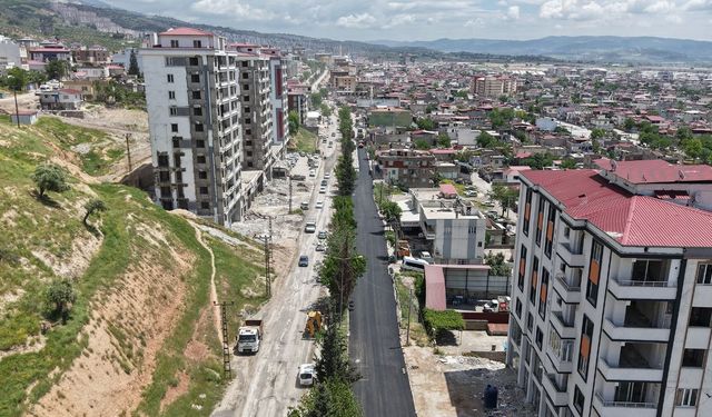 Büyükşehir, Dulkadiroğlu’nda Şeyh Şamil ve Vezir Hoca Bulvarlarını Sıcak Asfaltla Buluşturuyor