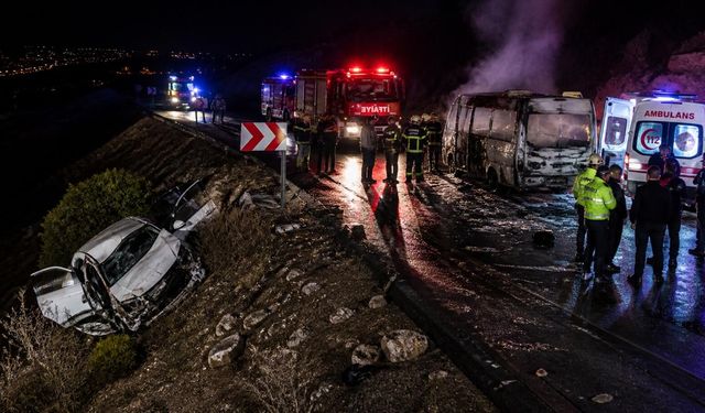 Kahramanmaraş'ta Feci Kaza! Servis Yandı, Otomobil Uçtu!