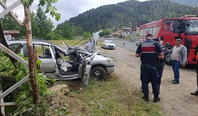 Kahramanmaraş-Kayseri Yolunda Otomobil Direğe Girdi