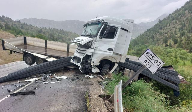 Kahramanmaraş-Göksun Yolunda İki Tır Çarpıştı: 1 Yaralı