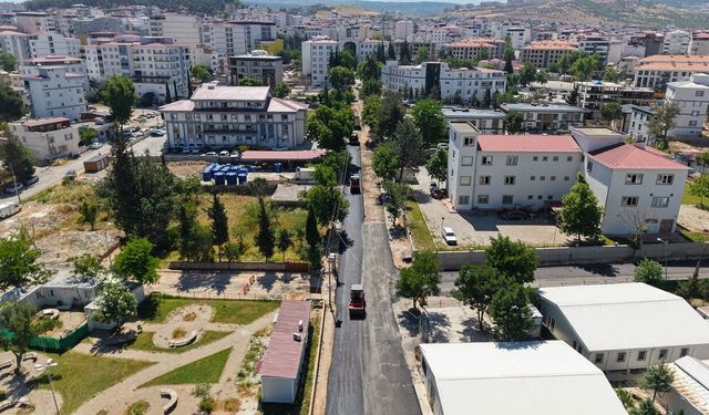 Büyükşehir Pazarcık’ta Sıcak Asfalt Seferberliğine İstasyon Caddesi ile Başladı