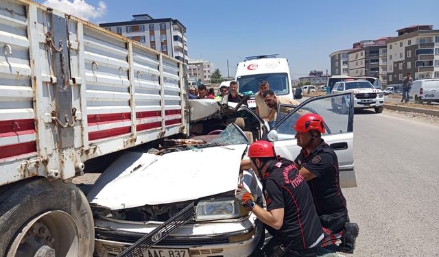 Kahramanmaraş’ta Otomobil Park Halindeki Dorseye Ok Gibi Saplandı