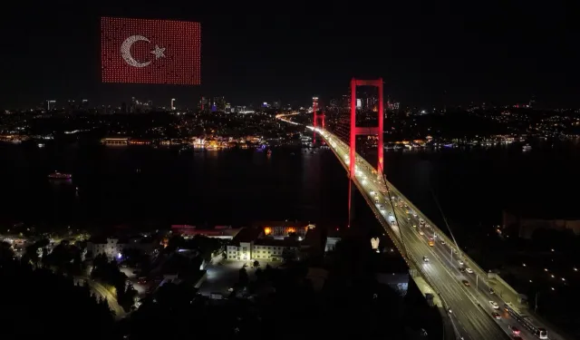 15 Temmuz Şehitler Köprüsü Semalarında Dronlarla Işık Gösterisi Büyüledi