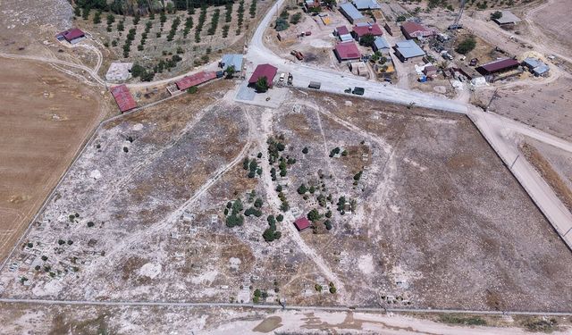 Büyükşehir, Elbistan İncecik’te Mezarlık Yolunu Kilit Parkeyle Yeniliyor