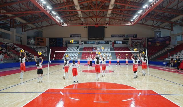 Büyükşehir’den Kadın Voleyboluna Güçlü Altyapı Desteği