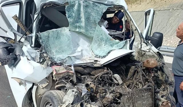 Kahramanmaraş’ta Hurdaya Dönen Araçtan Sağ Çıkarıldı