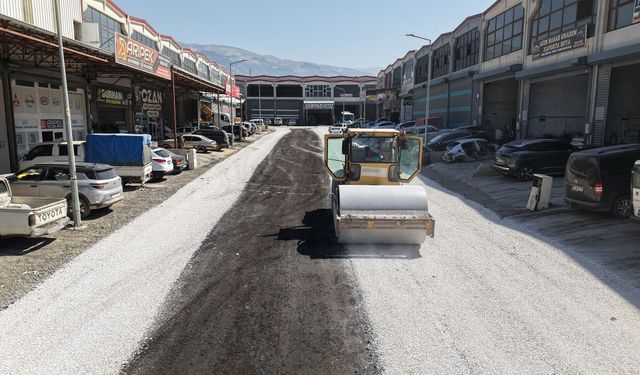 Büyükşehir, Yeni Sanayi Sitesi’nde 3 Kilometrelik Yolu Asfaltla Buluşturdu