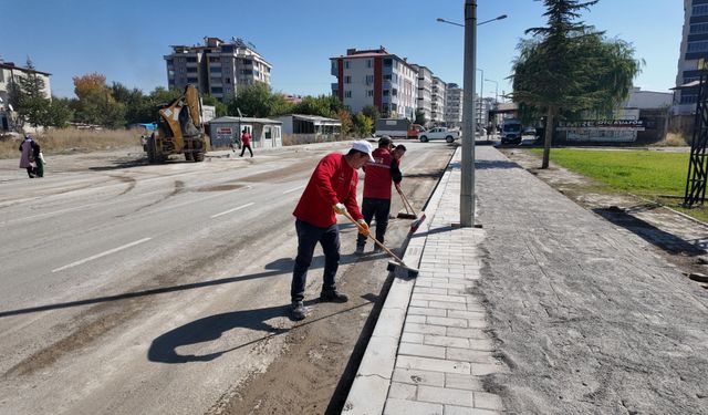 Büyükşehir’den Elbistan’ın Caddelerinde Temizlik